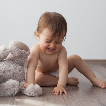 Niños que lloran y tienen berrinches o rabietas al cambiarles el pañal