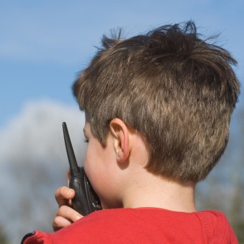 Cómo el uso del walkie talkie ayuda a mejorar la autonomía de los niños