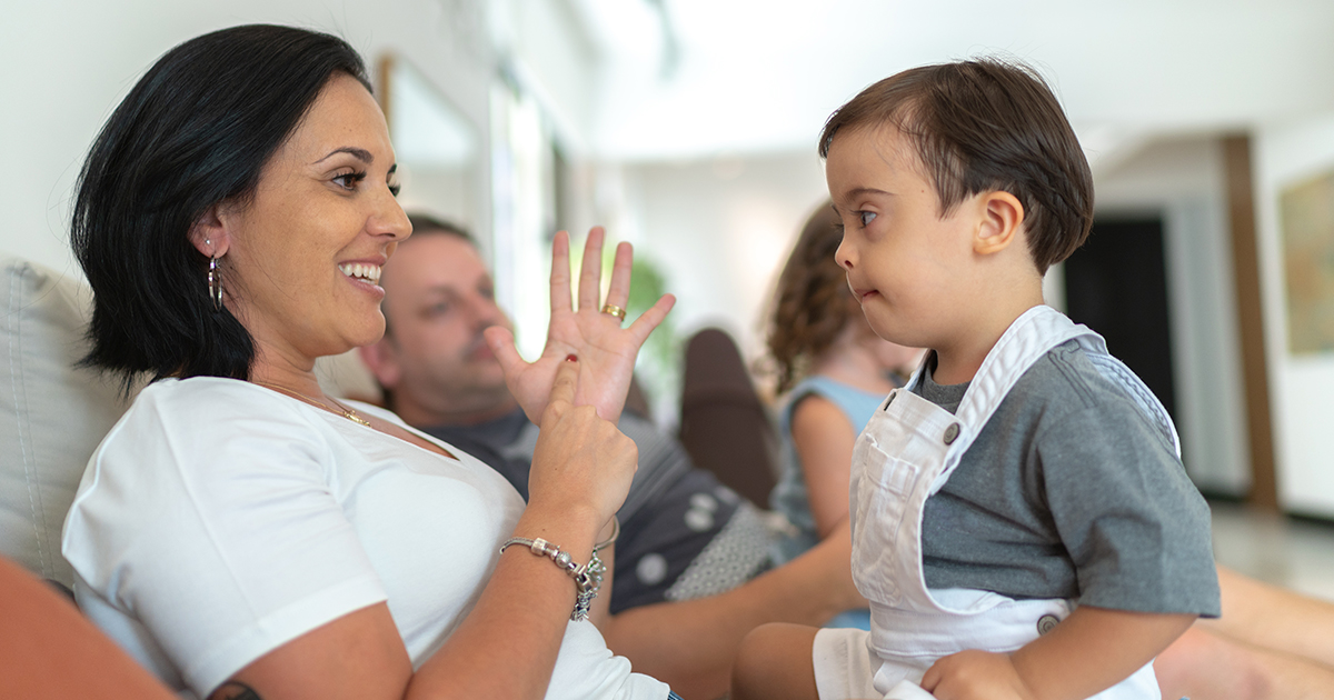 Cómo enseñar los primeros signos a los bebés