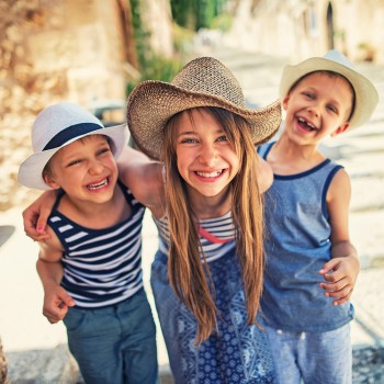 Frases de agosto cortas y motivadoras para animar a niños y padres