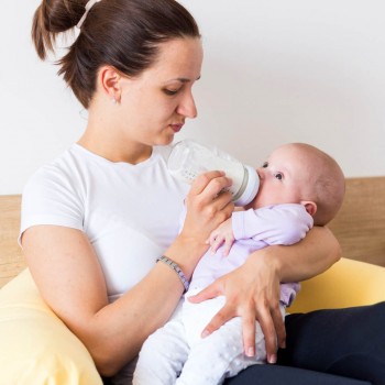 Alimentar al bebé con biberón sin remordimientos
