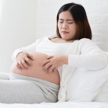 Por qué aparecen picores en la barriga y los pechos durante el embarazo