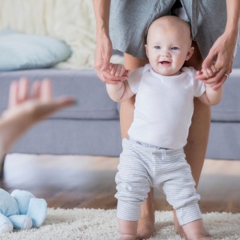 El error de ayudar al niño a aprender a andar