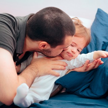 Enseña buenos modales a los niños con respeto. NO les obligues a besar