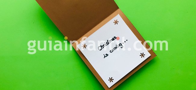 El último paso para esta postal de Navidad tan bonita
