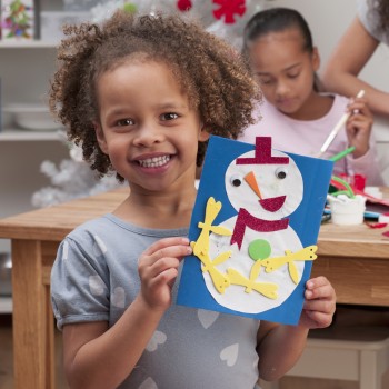 Aprendizaje mágico que las manualidades de Navidad aportan a los niños