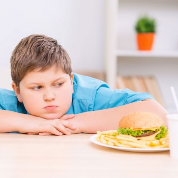 Nutrición infantil. Comer sano es divertido, la obesidad infantil no