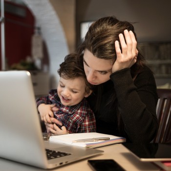 Cómo liberar la carga mental que merma la salud de las madres a diario