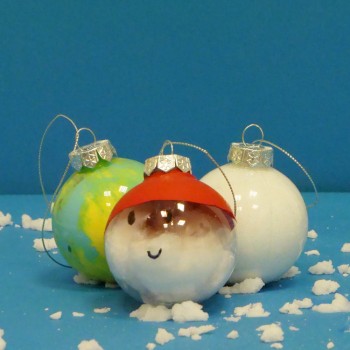 3 pasos para crear nieve casera y decorar bolas de Navidad