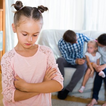 Por qué no debes ignorar los celos entre hermanos