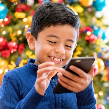 7 ideas para reducir el tiempo de celular de tus hijos en Navidad sin peleas