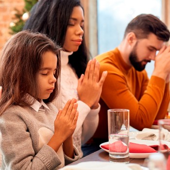 Oración de Acción de Gracias corta - Rezos de agradecimiento para familias