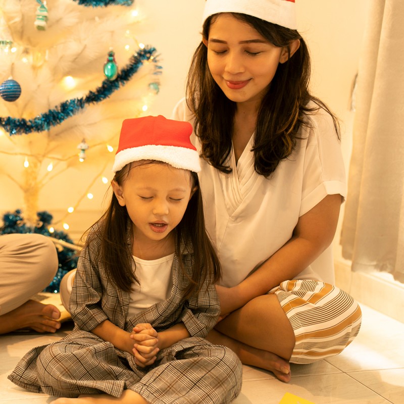 8 oraciones cortas de amor para rezar en Adviento y Navidad con niños