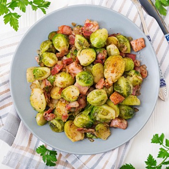 Coles de Bruselas con bacon al horno - Receta casera y saludable