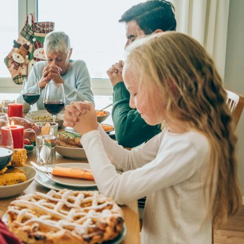 Oraciones para bendecir la mesa en Nochebuena y Navidad con los niños
