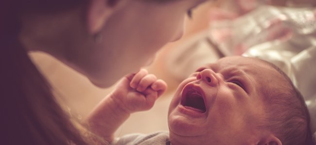 La relación entre el estado de ánimo de los padres y las horas de sueño del bebé