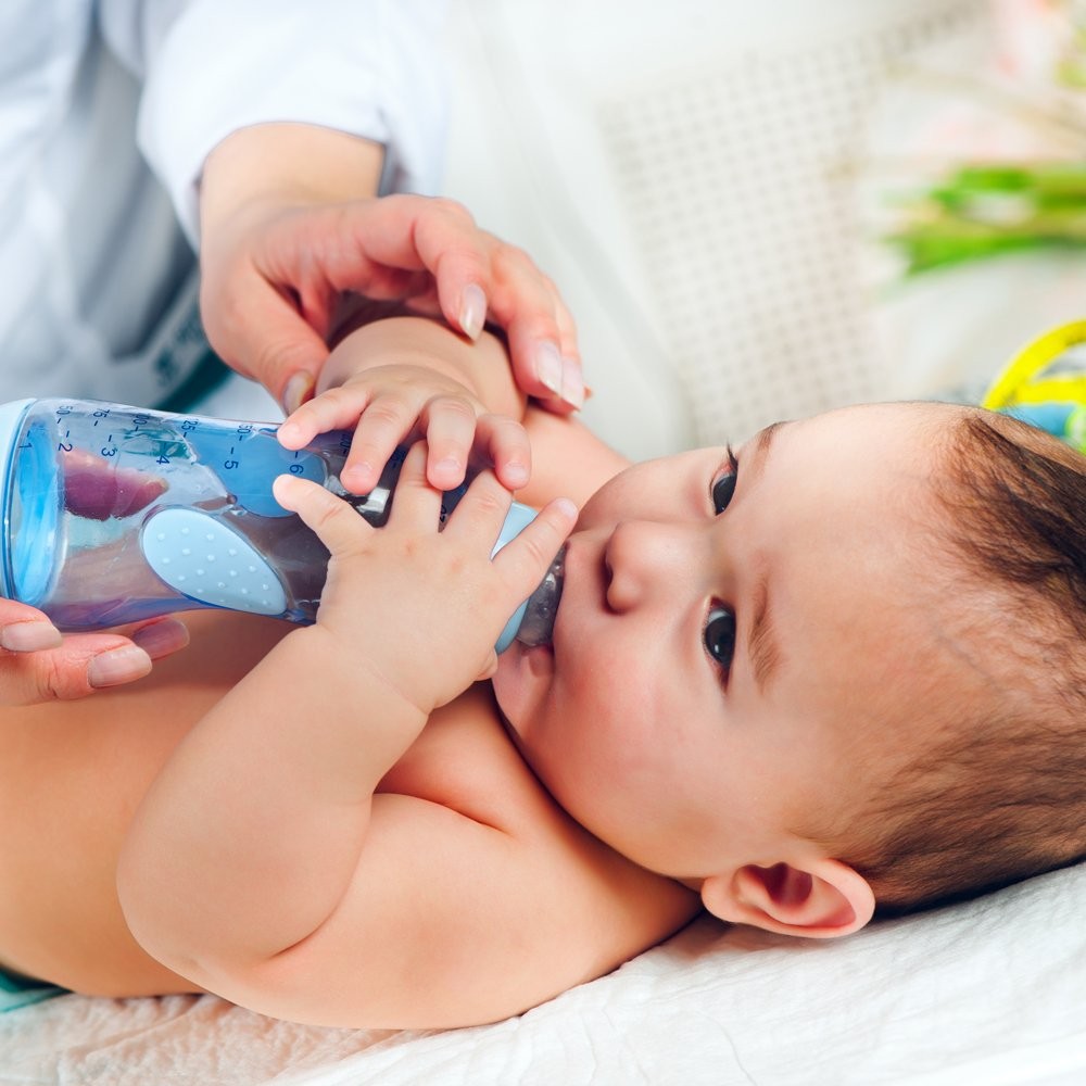El peligro de dar agua a bebés recién nacidos menores de 6 meses