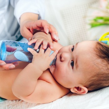 El peligro de dar agua a bebés menores de 6 meses 