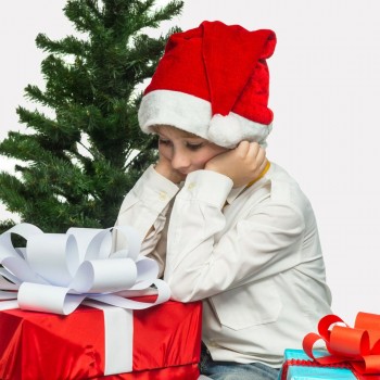 Niños frustrados por no recibir todos los regalos de Navidad que piden