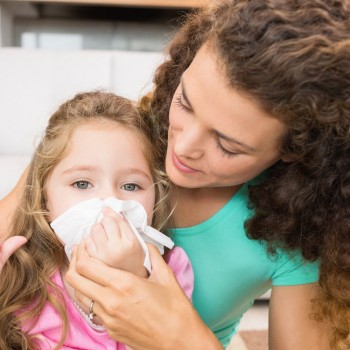 4 divertidos juegos para enseñar a un niño a sonarse los mocos