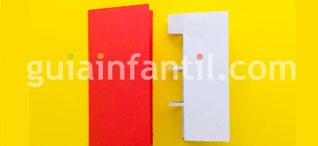 Ahora tienes que pegar las cartulinas de colores