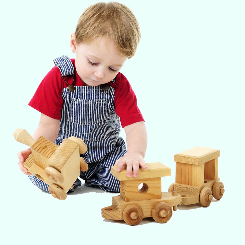 Por comprar a los niños juguetes de madera