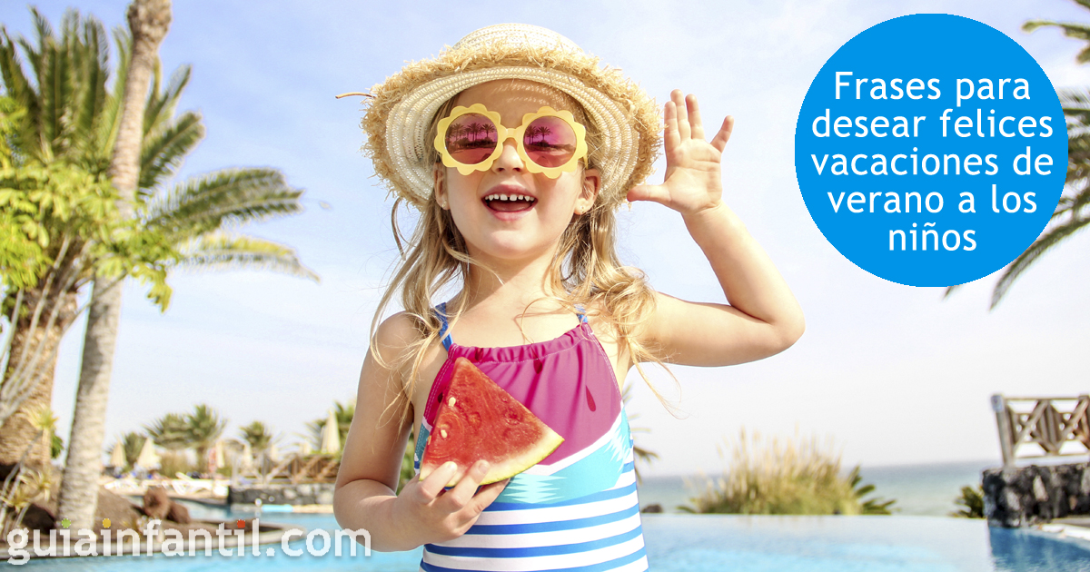 Niño con gafas de sol en la piscina en el día de verano niños jugando en la  piscina vacaciones de verano y concepto de vacaciones