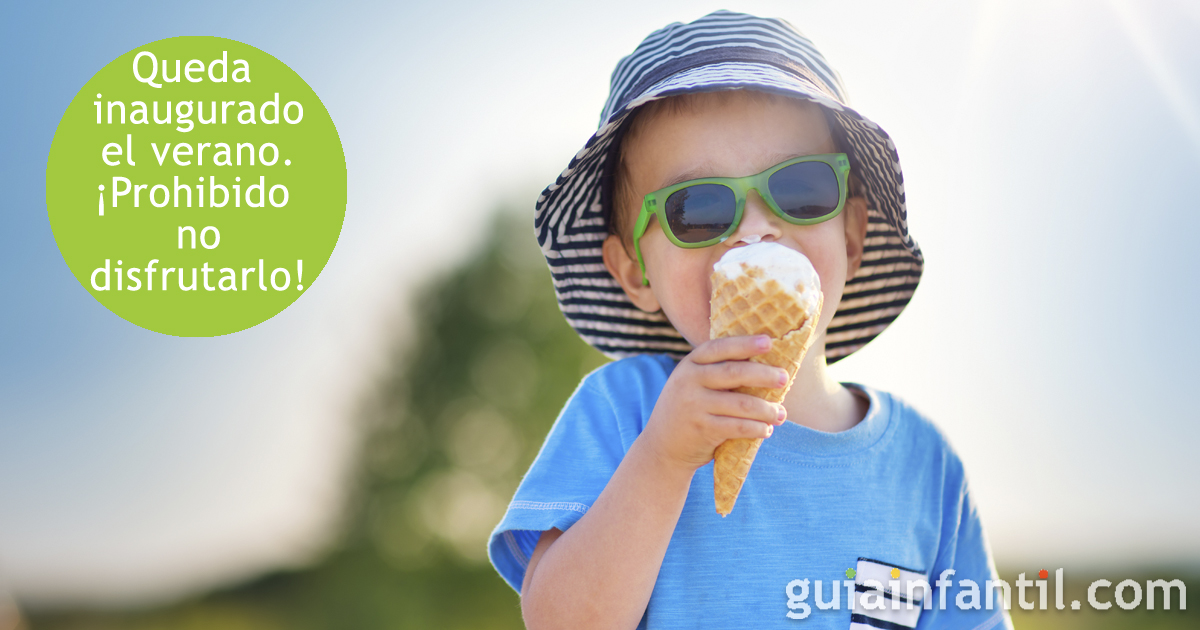 Niño con gafas de sol en la piscina en el día de verano niños jugando en la  piscina vacaciones de verano y concepto de vacaciones