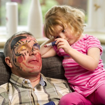 Día de los inocentes. Cuenta a tus hijos por qué se gastan bromas este día