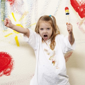 6 razones por las que debes dejar a los niños pintar las paredes