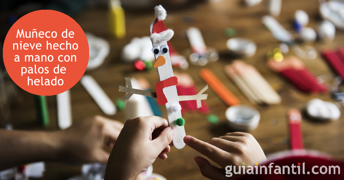 Muñeco de nieve hecho a mano con palos de helado
