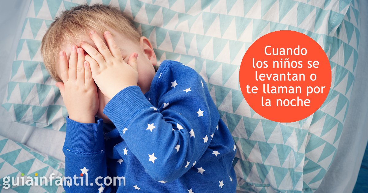 Niños que se levantan por la noche de la cama