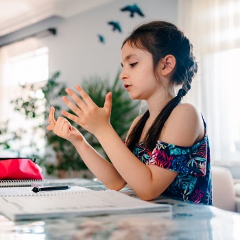 Cómo aprender a multiplicar por ocho con las manos - Trucos para niños