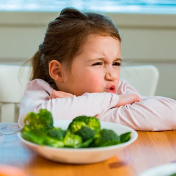 Formas creativas para que los niños coman verduras y frutas sin peleas