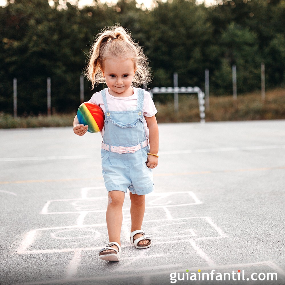 Estimula la inteligencia de tu bebé con pelotas: 5 beneficios de jugar con  ellas, Estilo de Vida Madres