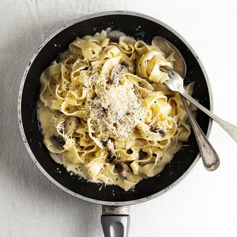 Receta casera de pasta Linguini con champiñones y queso