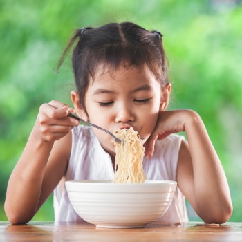 Niños que comen deprisa - Qué hacer para que mi hijo coma más despacio