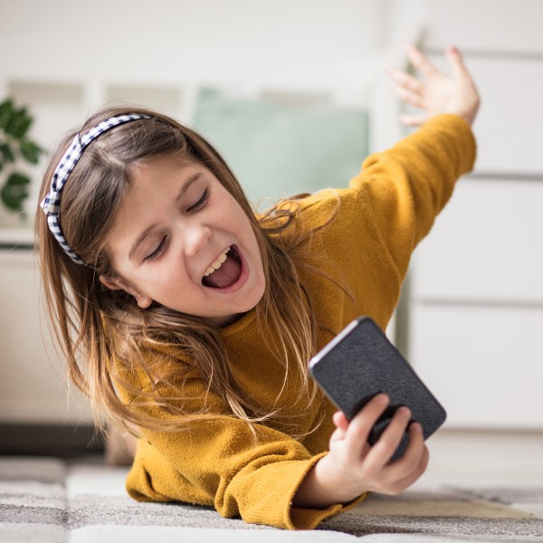 8 travesuras de los niños con el smartphone de sus padres