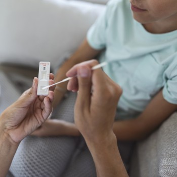 La forma de hacer el test de antígenos a los niños para detectar Covid