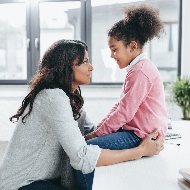 La forma en la que hablas a tu hijo afecta a su autoestima (para bien y mal)