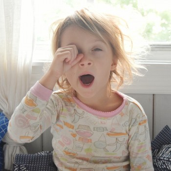 Despertar a los niños por la mañana para ir a la escuela sin quejas