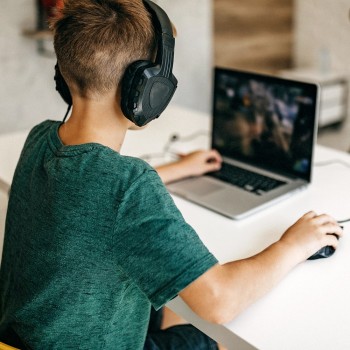 SOS ¿Debo dejar a mi hijo jugar a videojuegos como Among Us o Roblox?