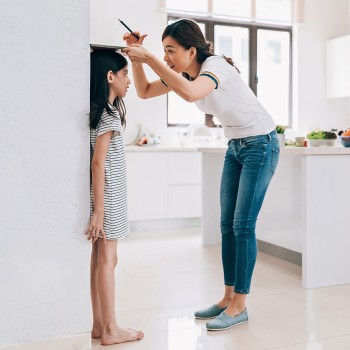 Qué puedo hacer para que mi hijo sea más alto - Niños de estatura baja