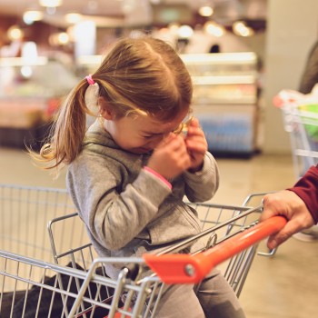 Qué hacer si los niños tienen berrinches en lugares públicos - ¡Auxilio!