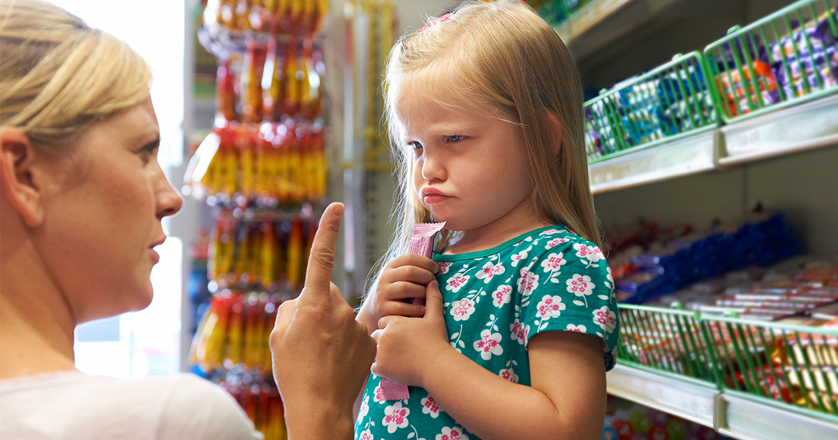 Niños que pegan en sus rabietas en público