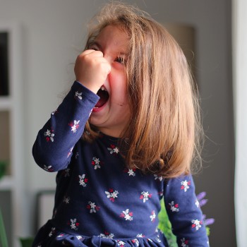 Niños que pegan al enojarse - Tips de una guía Montessori (por edades)