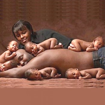 Imagen de pareja con sus sextillizos que se viraliza en redes sociales