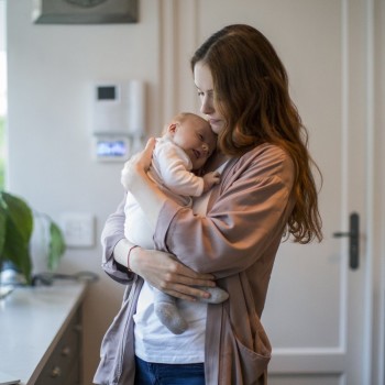 Los niños que reciben más abrazos son más inteligentes