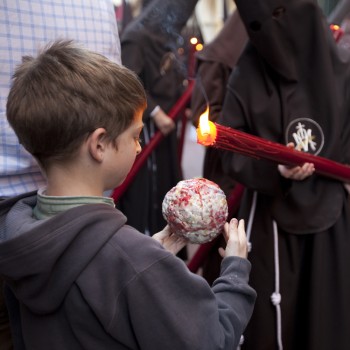 Curiosas tradiciones mundiales de Semana Santa explicadas a los niños