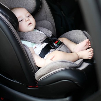 El peligro de que el bebé se duerma en la silla del coche